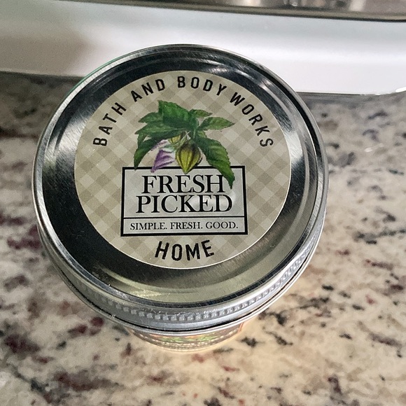 New Bath and Body Works Honeysuckle Bouquet Candle - Picture 3 of 4